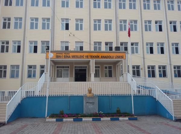 Gölbaşı İbn-i Sina Mesleki ve Teknik Anadolu Lisesi Fotoğrafı